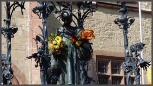 Das Gnseliesel vor dem alten Rathaus